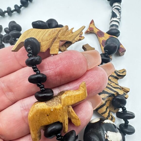 28" of maasai beads and hand carved wooden safari animal necklace! - Picture 3 of 8